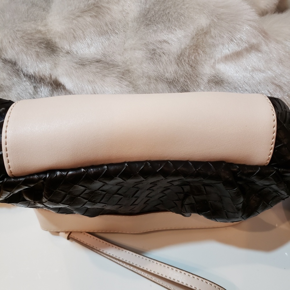 Vera Wang Simply Vera leather wristlet bag - Picture 4 of 5